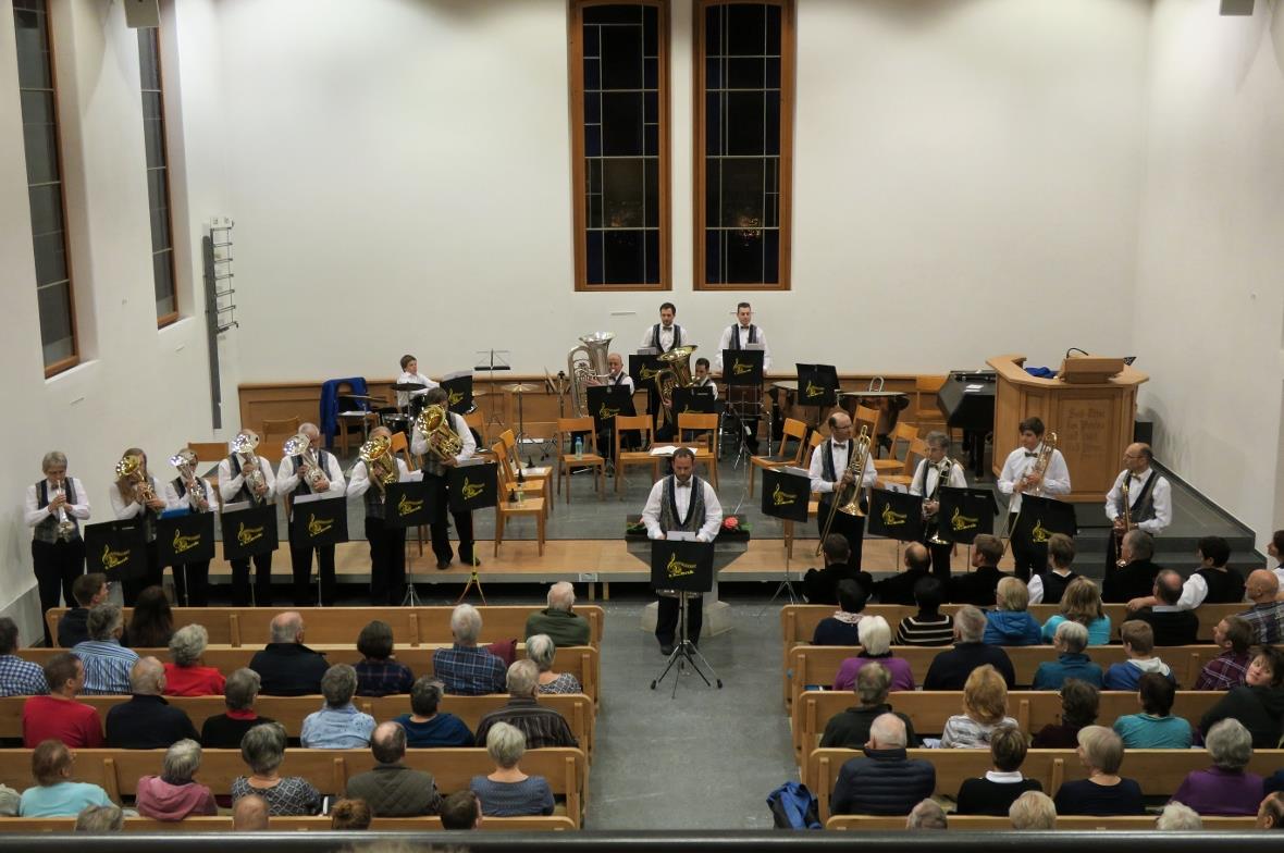 Die Musikgesellschaft Lenk spielt auf