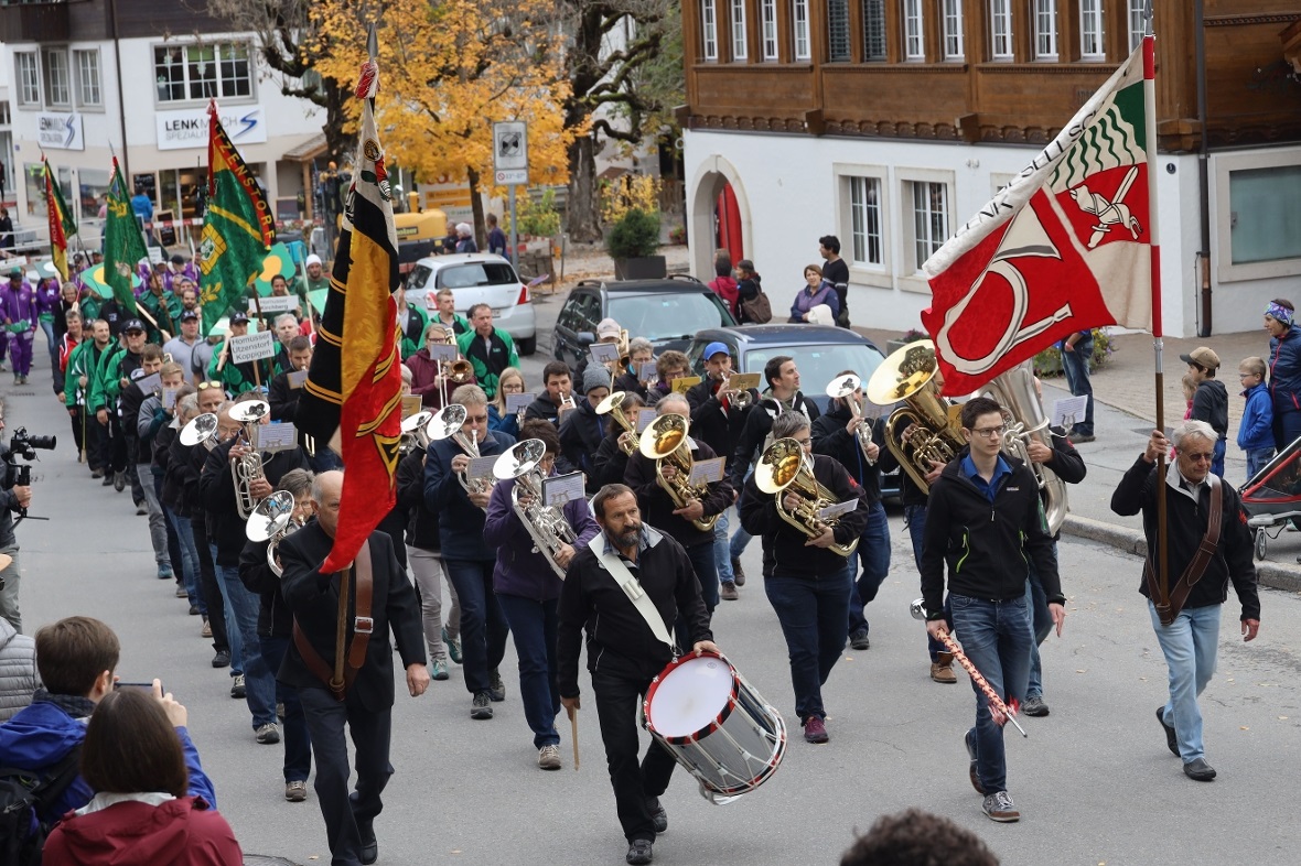 Die Musikgesellschaft Lenk/St. Stephan am Hornusser Umzug