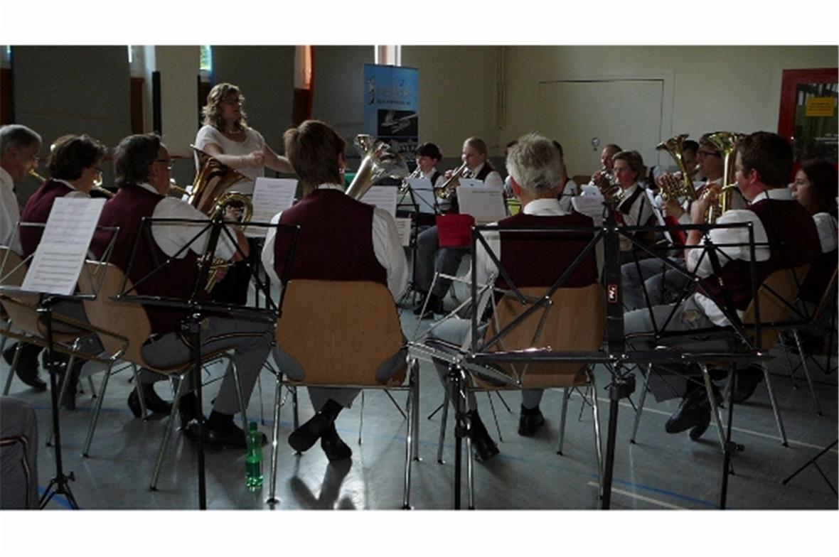 Die Musikgesellschaft Oberwil bei ihrem Einsatz.
