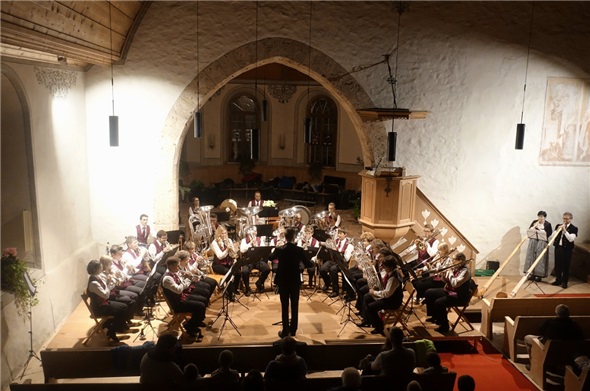 Die Musikgesellschaft St. Stephan unter der Leitung von Dirigent Sandro Frautschi spielte zusammen mit Fritz Frautschi und Petra Schläppi am Alphorn.