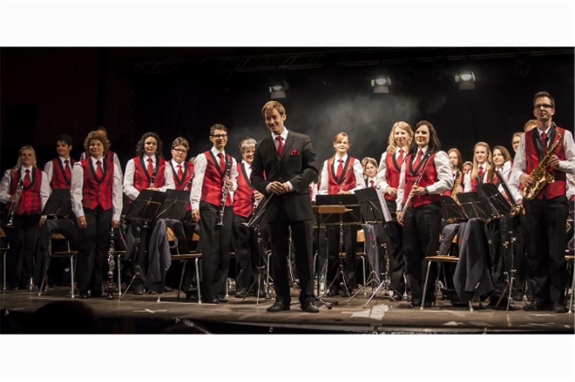 Die Musikgesellschaft Wimmis mit ihrer neuen Uniform ohne Jacke in bordeauxroten...