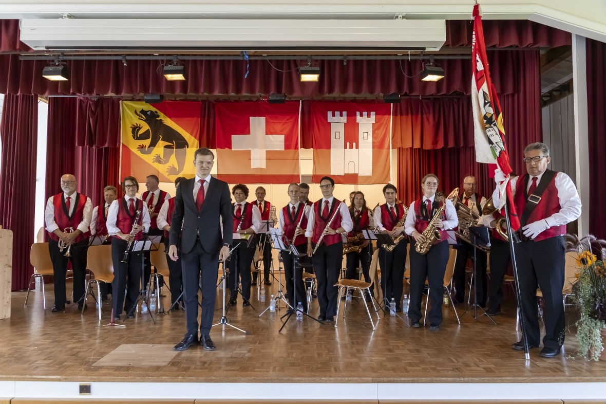 Die Musikgesellschaft Wimmis spielte den «Albert Rösti Marsch.» Rösti fand: «Der...