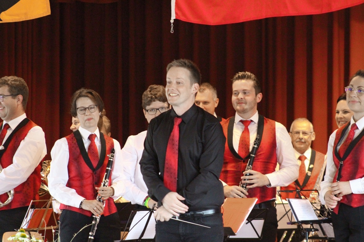 Die Musikgesellschaft Wimmis unter der Leitung ihres Dirigenten Marco Aebersold gab der Wimmiser Bundesfeier 2021 einen musikalisch anspruchsvollen und emotional bewegenden Rahmen.