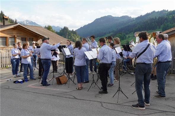 Die Musikgesellschaft Zweisimmen auf dem Cholplatz in Grubenwald.