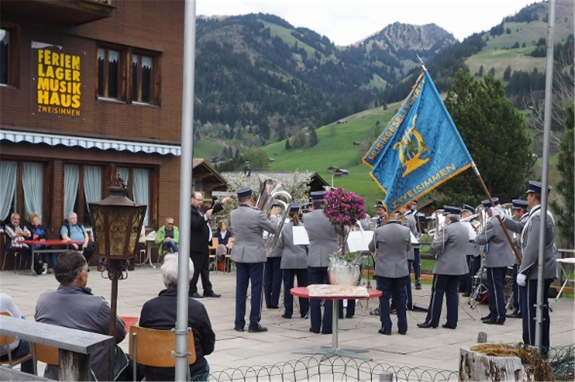Die Musikgesellschaft Zweisimmen begrüsst die Besucher der 50-Jahr-Feier des Mus...