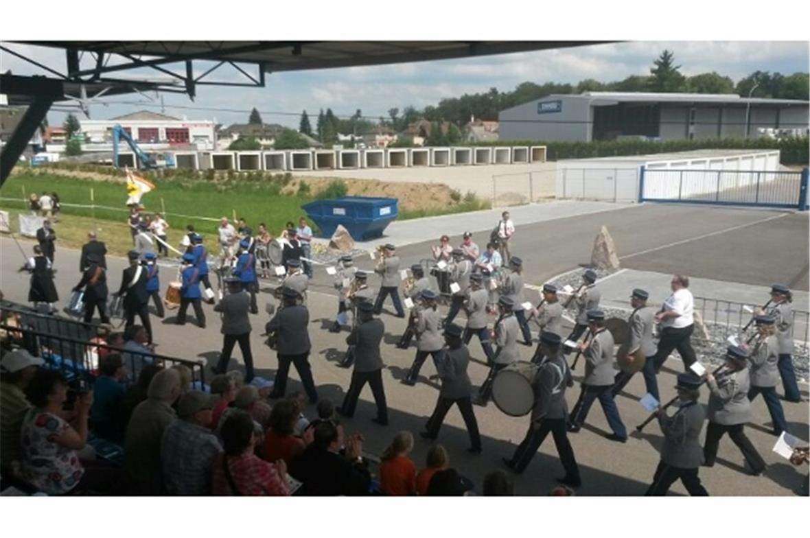 Die Musikgesellschaft Zweisimmen bei der Marschmusik.