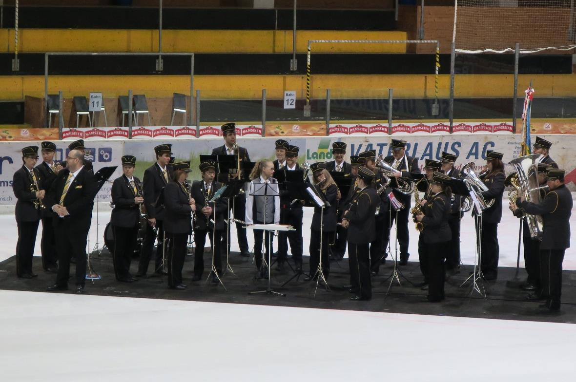 Die Musikgesellschaft Zweisimmen bereitet sich auf ihren Einsatz vor.