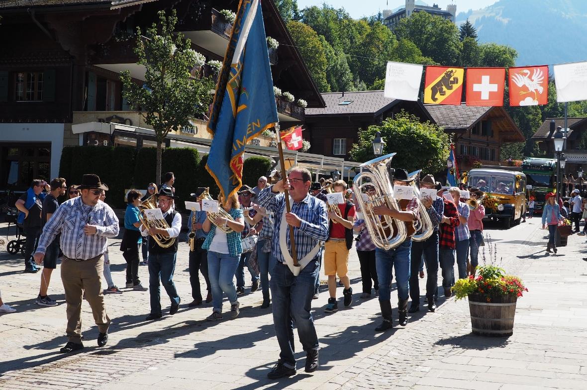 Die Musikgesellschaft Zweisimmen einmal im Countrystyle und nicht in Uniform.
