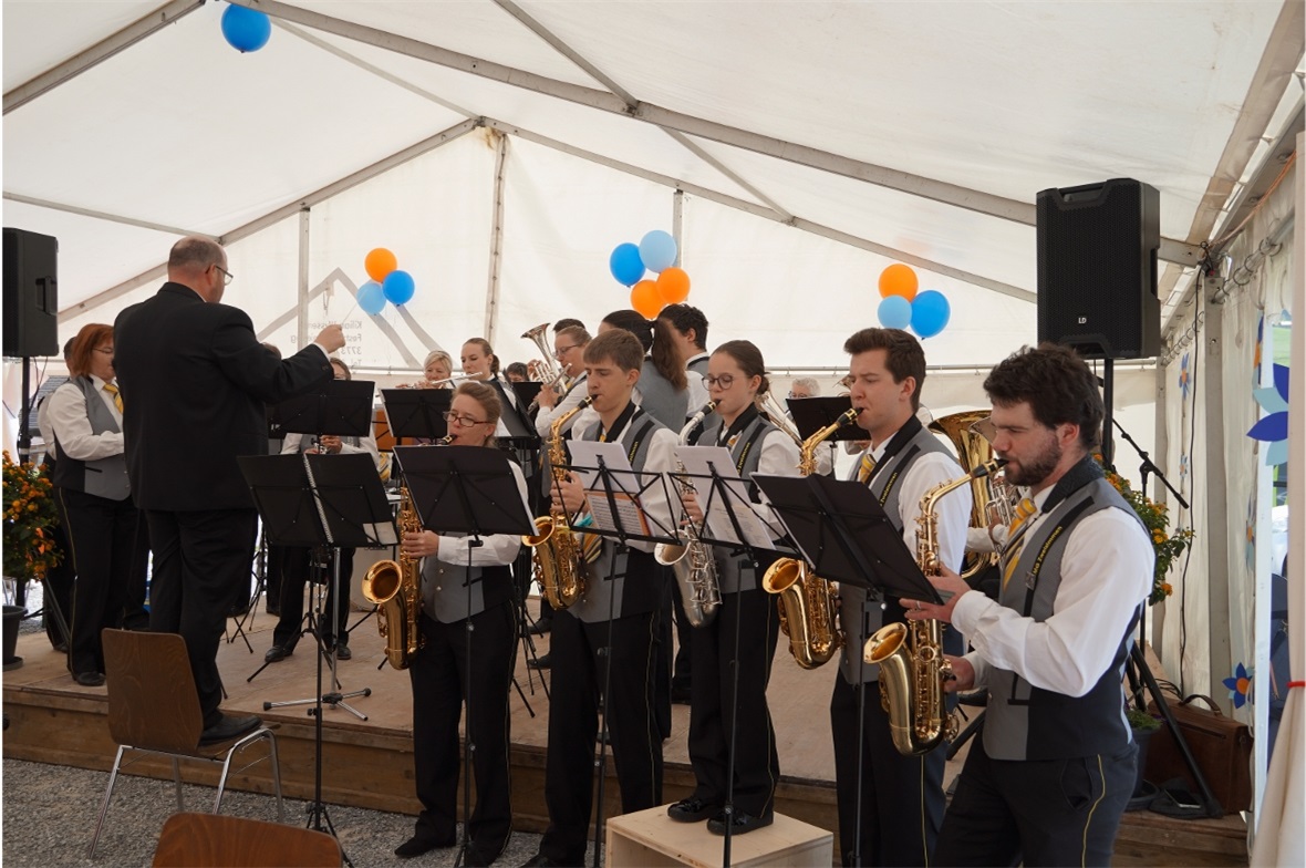 Die Musikgesellschaft Zweisimmen eröffnete die Jubiläumsfeier.