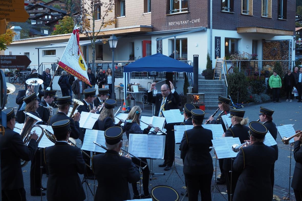 Die Musikgesellschaft Zweisimmen eröffnete um 17 Uhr die 6. Kulturnacht Zweisimm...