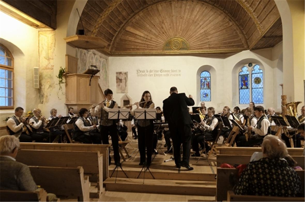 Die Musikgesellschaft Zweisimmen mit den Solisten Chantal Jaggi und Marcel Grütt...