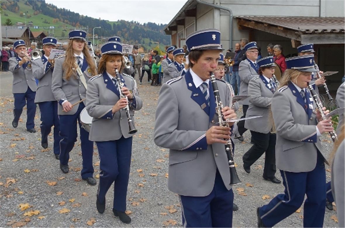 Die Musikgesellschaft Zweisimmen noch mit der der alten Uniform.