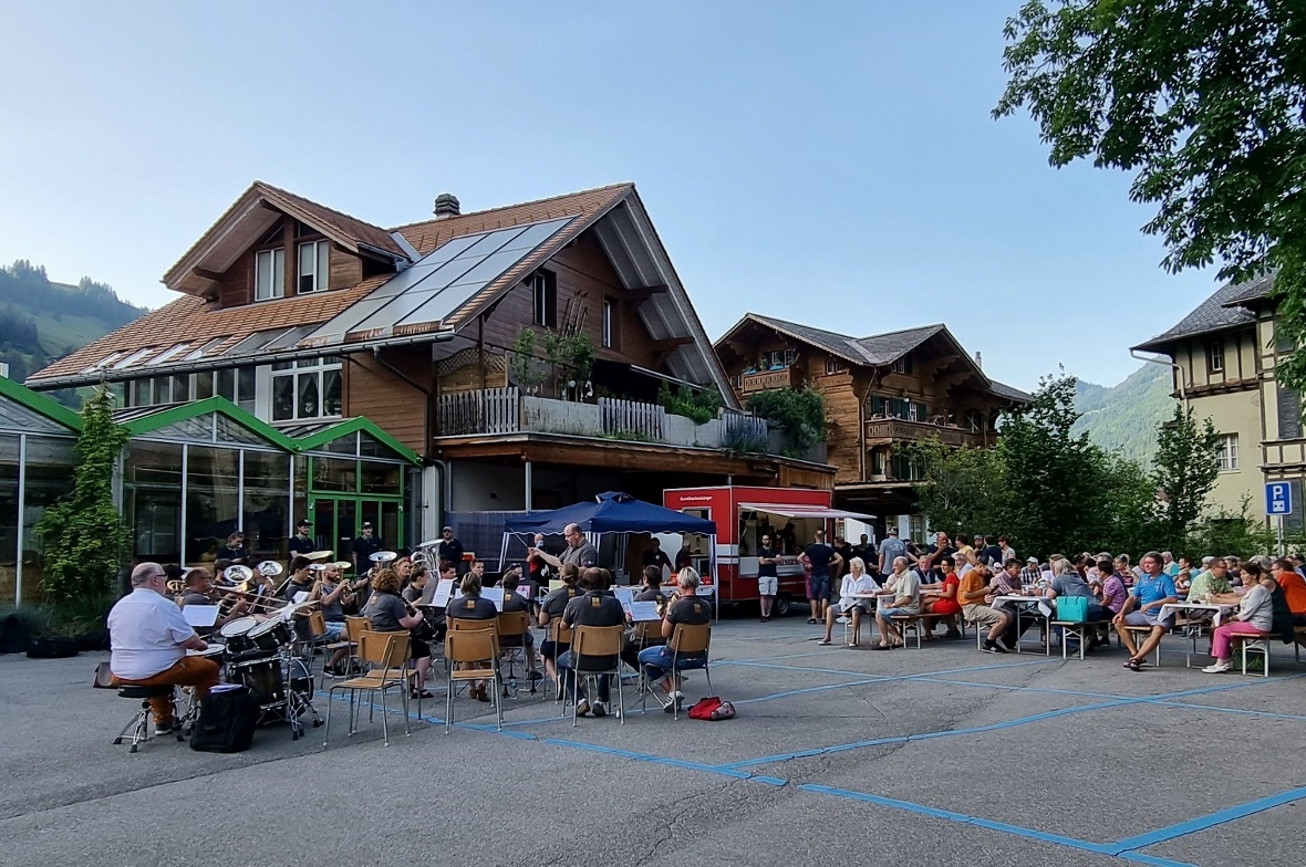Die Musikgesellschaft Zweisimmen spielte vor zahlreichem Publikum am Platzkonzert Zweisimmen.