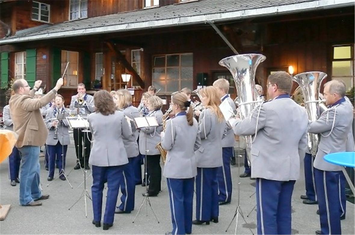 Die Musikgesellschaft Zweisimmen spielte zum Auftakt der Veranstaltung.