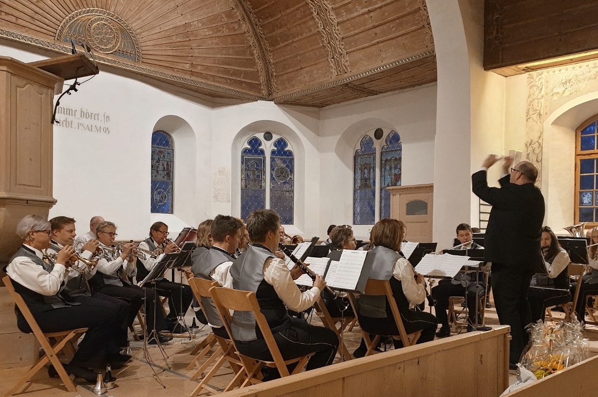 Die Musikgesellschaft Zweisimmen unter Leitung von Dirigent Hans-Peter Janzi.