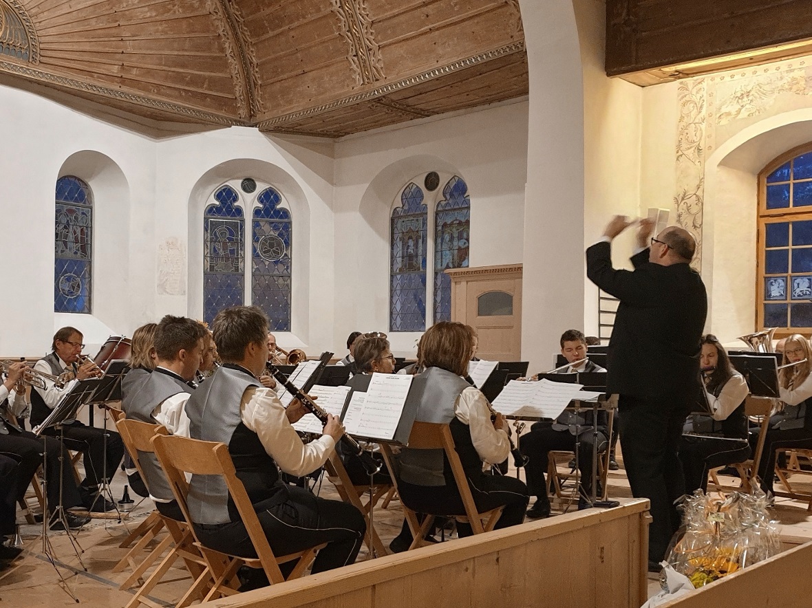 Die Musikgesellschaft Zweisimmen unter Leitung von Dirigent Hans-Peter Janzi.