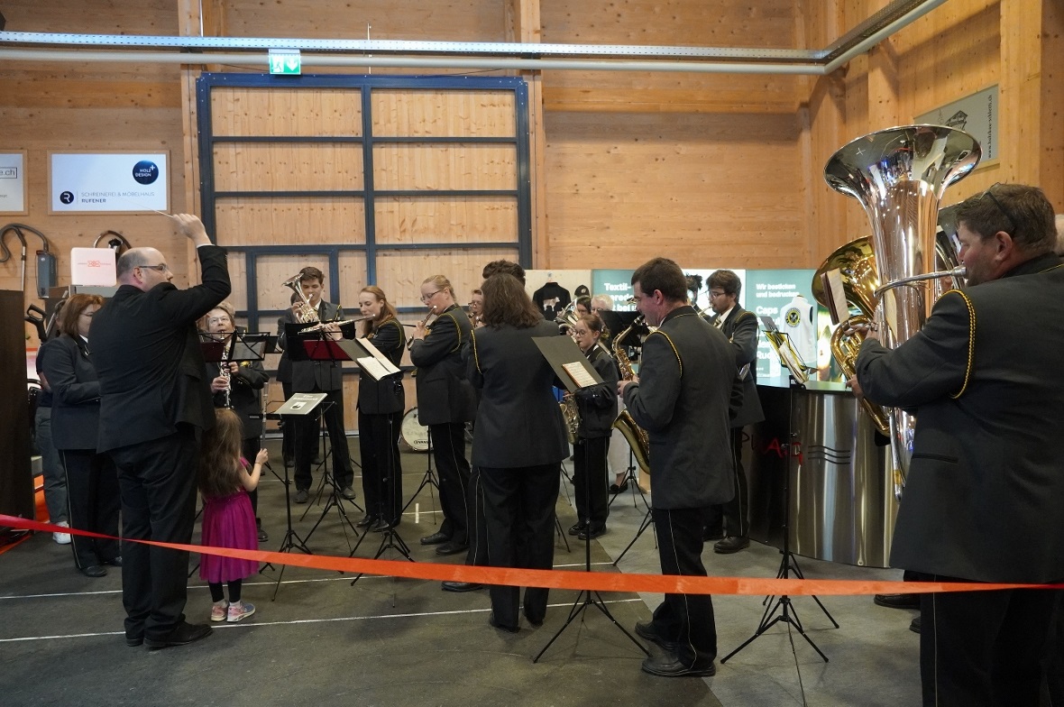 Die Musikgesellschaft Zweisimmen unter der Leitung von Hanspeter Janzi spielte z...