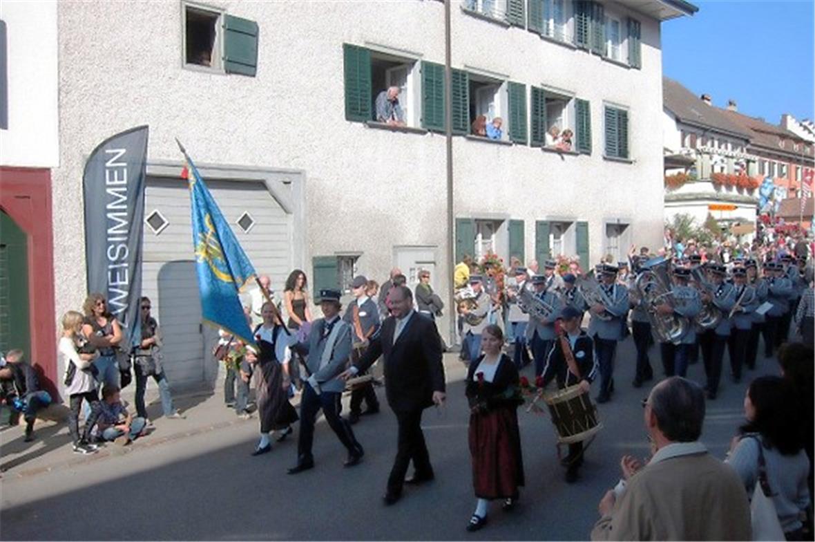 Die Musikgesellschaft Zweisimmen während des grossen Umzug.