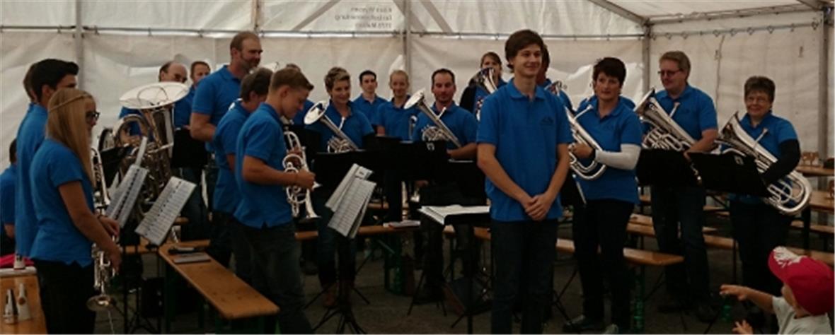 Die Musikgesellschaft beim Auftritt mit ihrem neuen Dirigenten Sandro Frautschi.