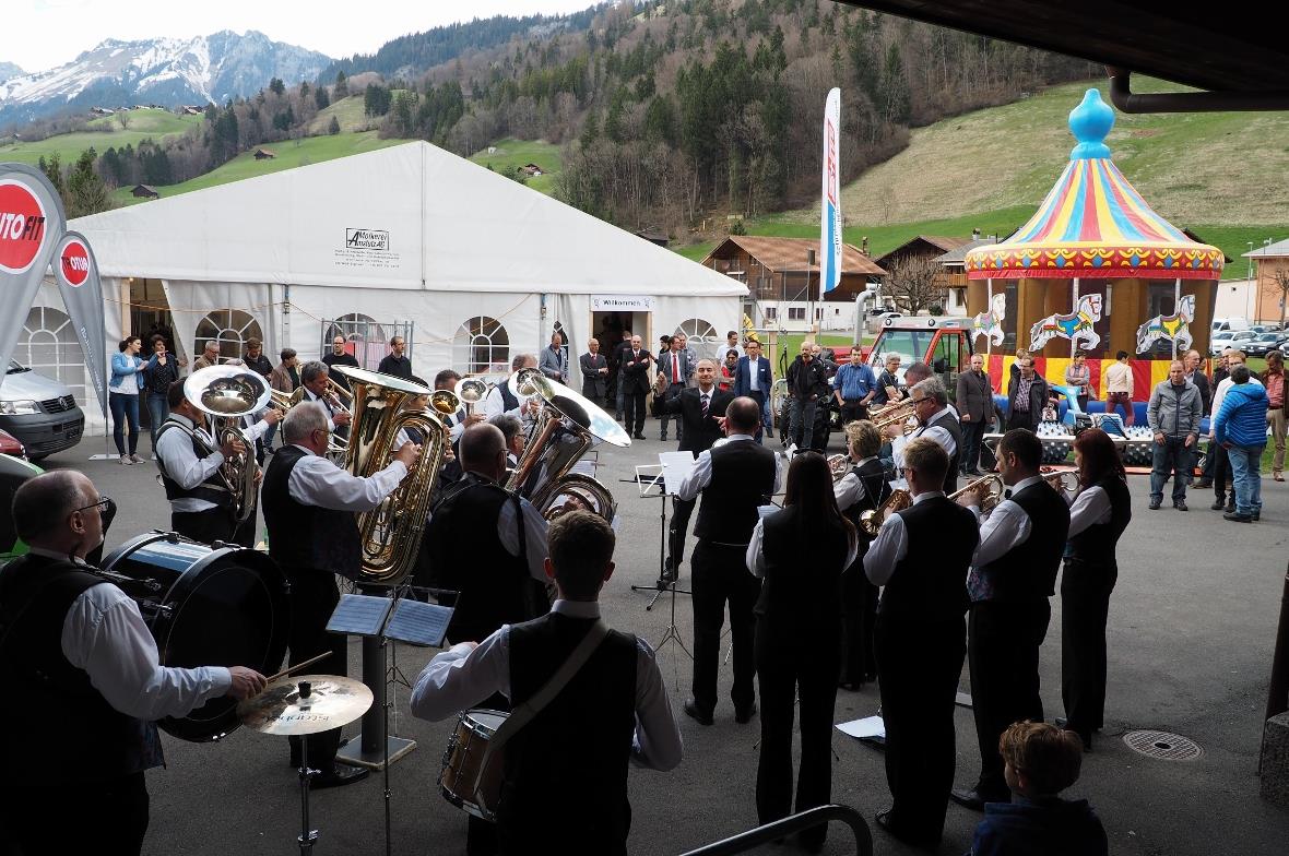 Die Musikgesellschaft eröffnet die Ausstellung musikalisch.