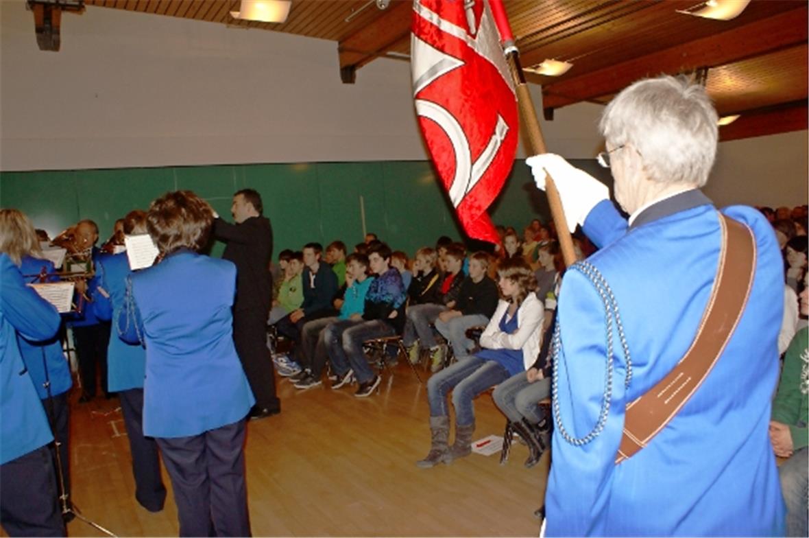 Die Musikgesellschafte umrahmte die Altjahrs-Gemeindeversammlung. Die Schüler un...