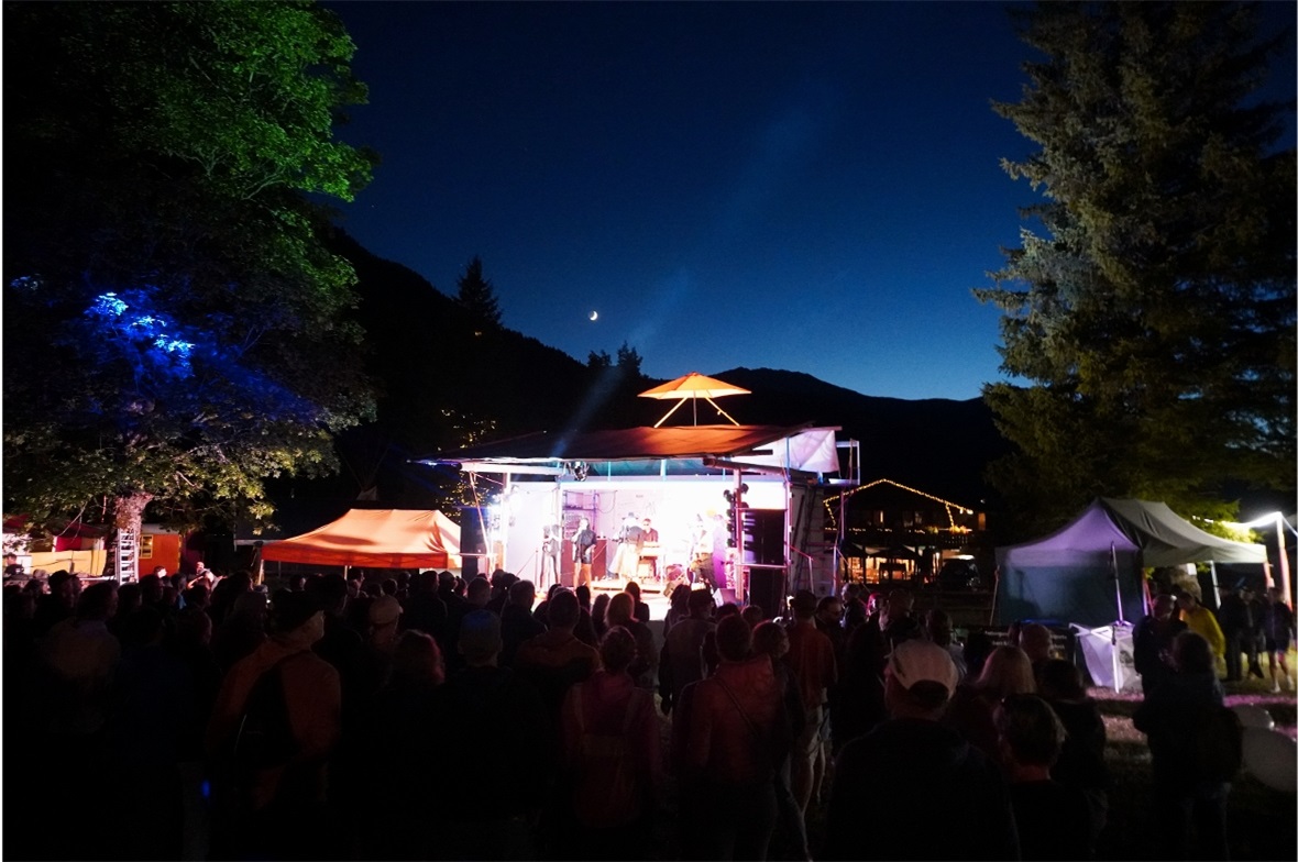 Die Nacht brach über das Festgelände herein, als Nicole Bernegger den Talkessel ...