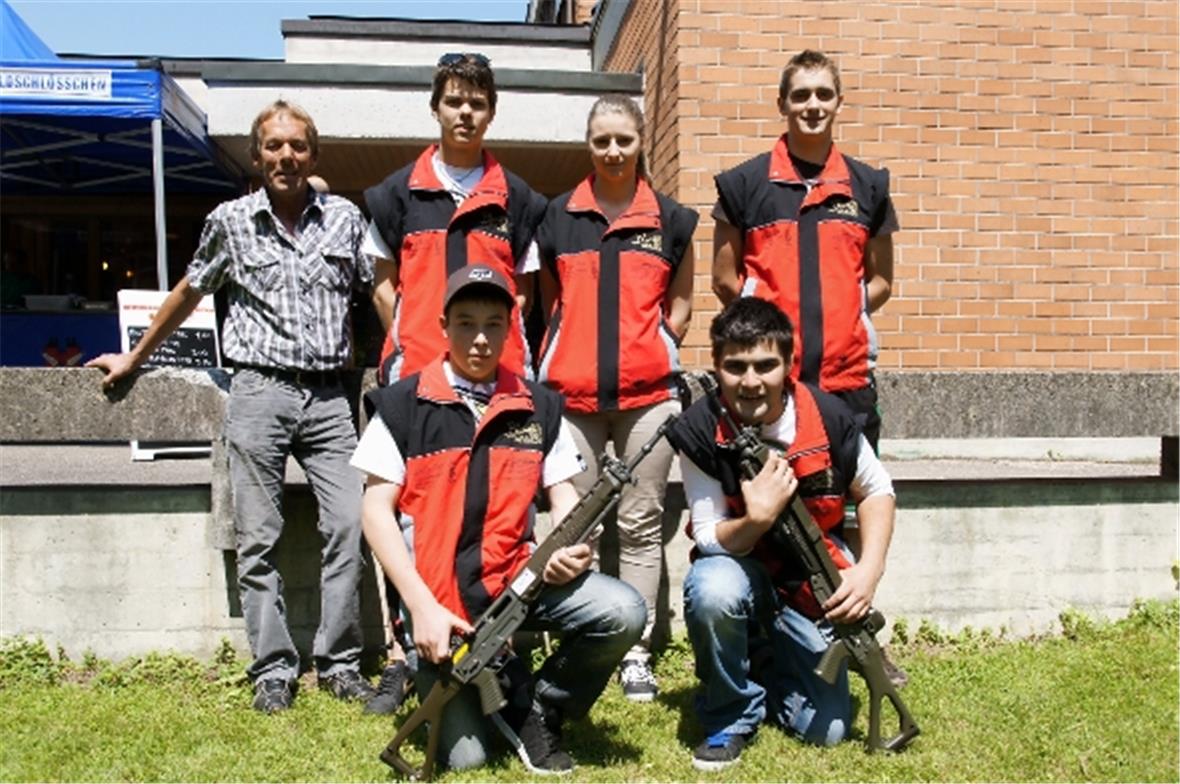 Die Nachwuchs- und Jungschützengruppe von Erlenbach-Latterbach mit ihrem Betreuer Martin Schläppi.