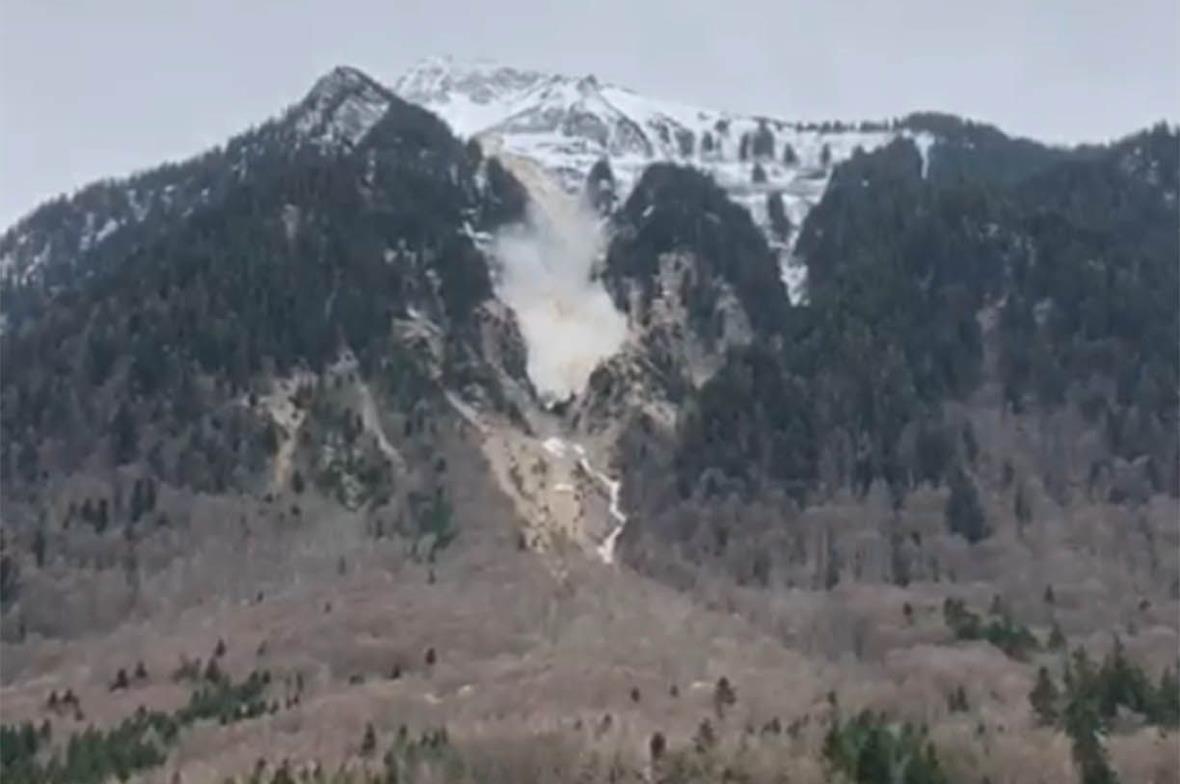 Die Nassschneelawine bahnte sich ihren Weg vom Niesen Richtung Wimmis.