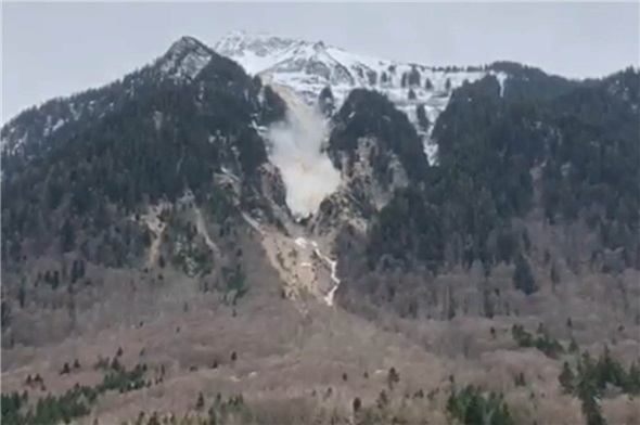 Die Nassschneelawine bahnte sich ihren Weg vom Niesen Richtung Wimmis.