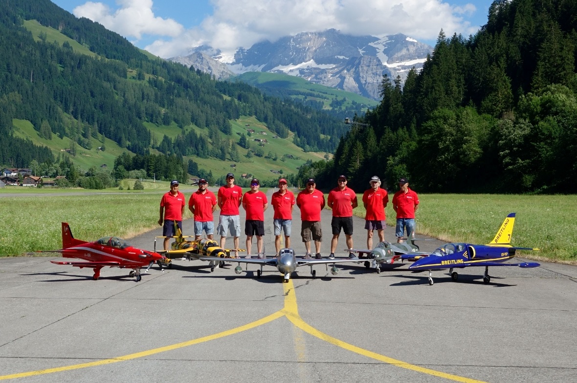 Die Nationalmannschaft mit den Piloten Hans Wüthrich, Pascal Thoma, Christoph Helbling, Andi Schär, Delegationsleiter Reto Senn, den Piloten Peter Rütimann, Tim Rütimann sowie den Trainern Martin Lüthi und Roger Thoma.