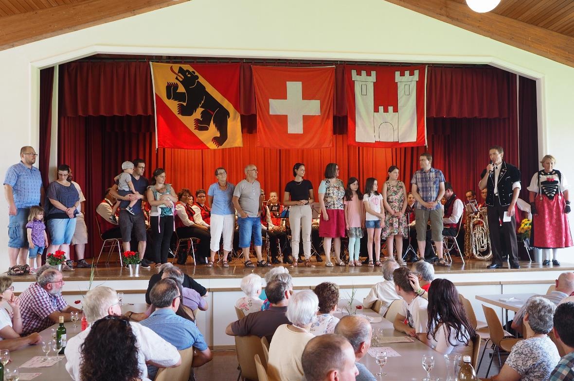 Die Neubürger werden von Gemeindepräsident Peter Schmid begrüsst.