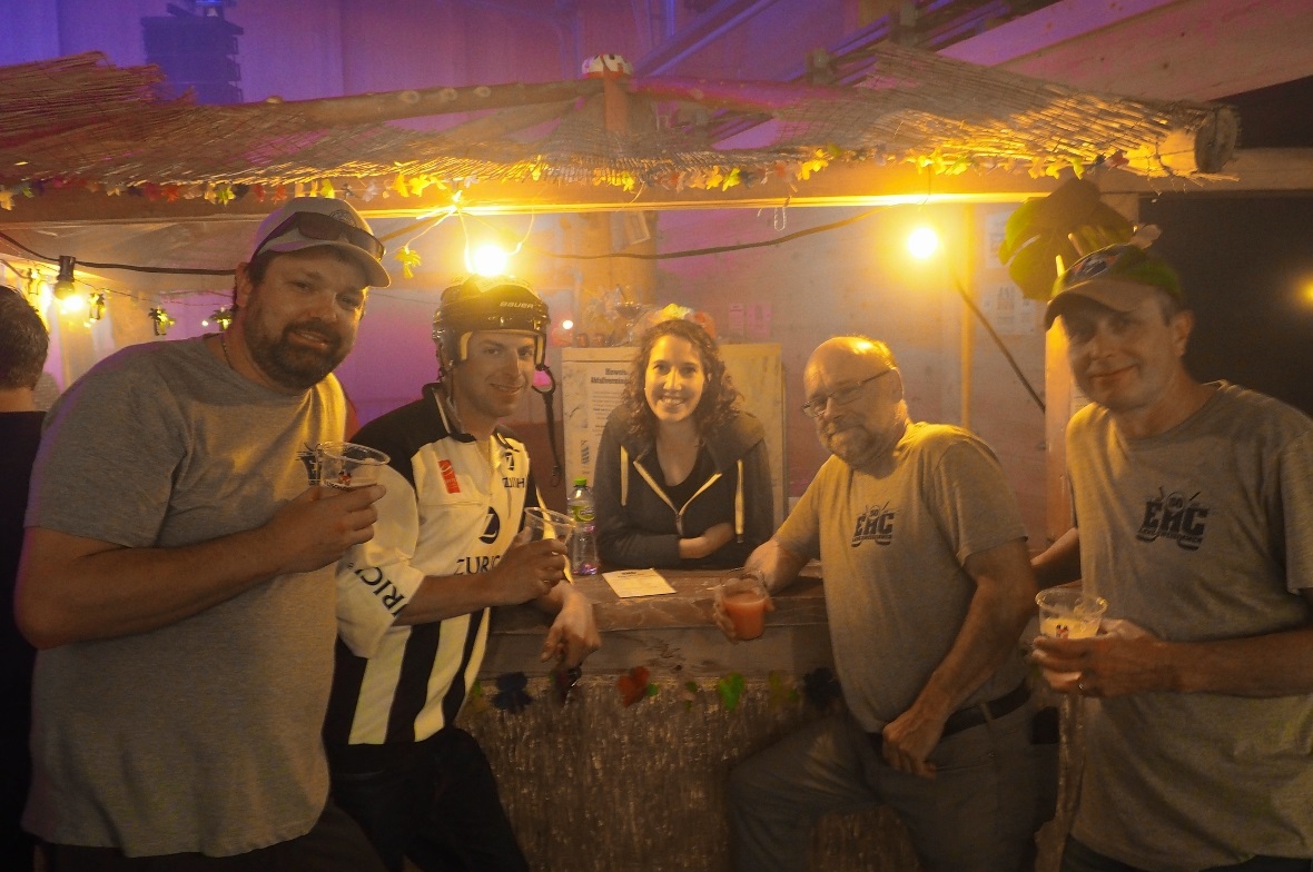 Die OK-Mitglieder geniessen mit dem Schiedsrichter einen Cocktail.