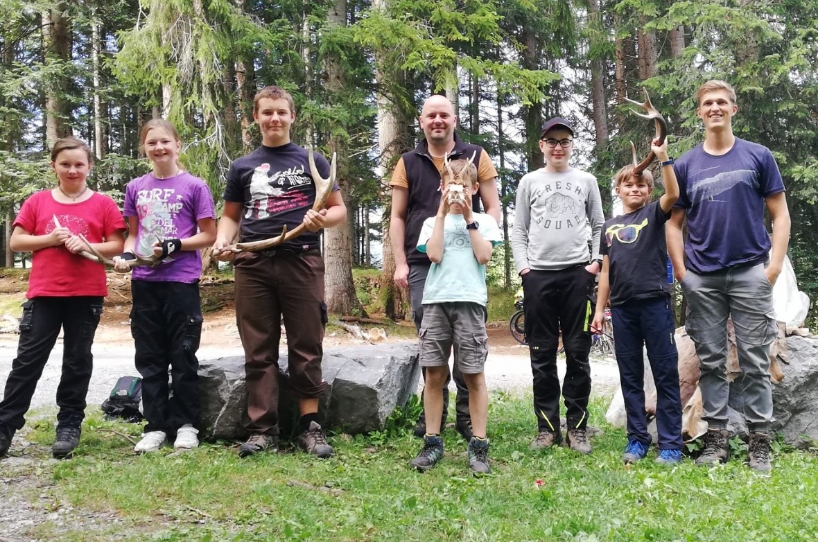 Die OL-Gruppe mit Förster Christian Röthlisberger und verschiedenen tierischen G...