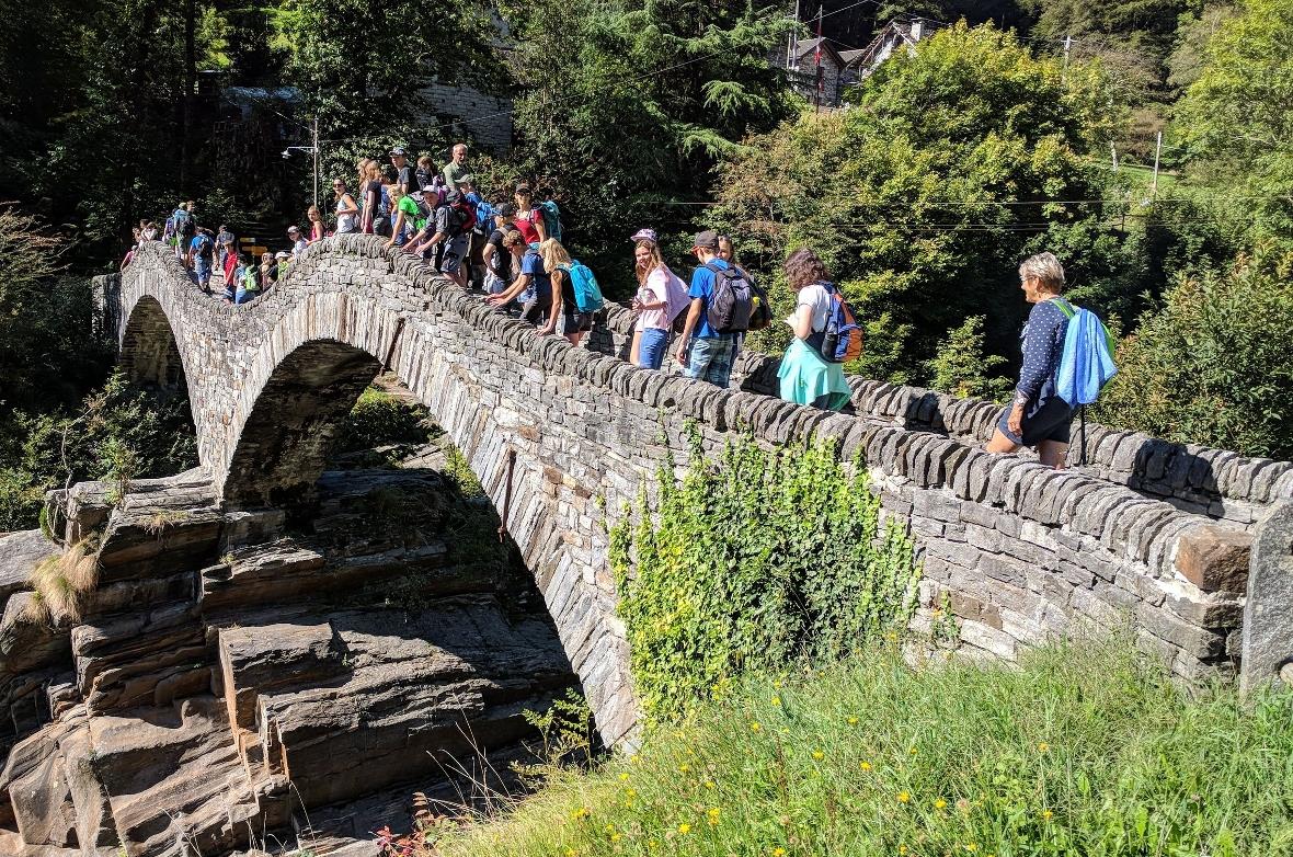 Die Oberstufe Boltigen auf dem Ponte dei Salti.