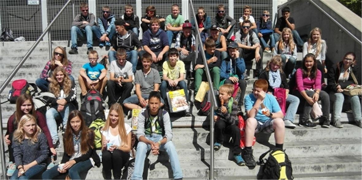 Die Oberstufe Boltigen auf der Treppe vor dem Wankdorf-Center.