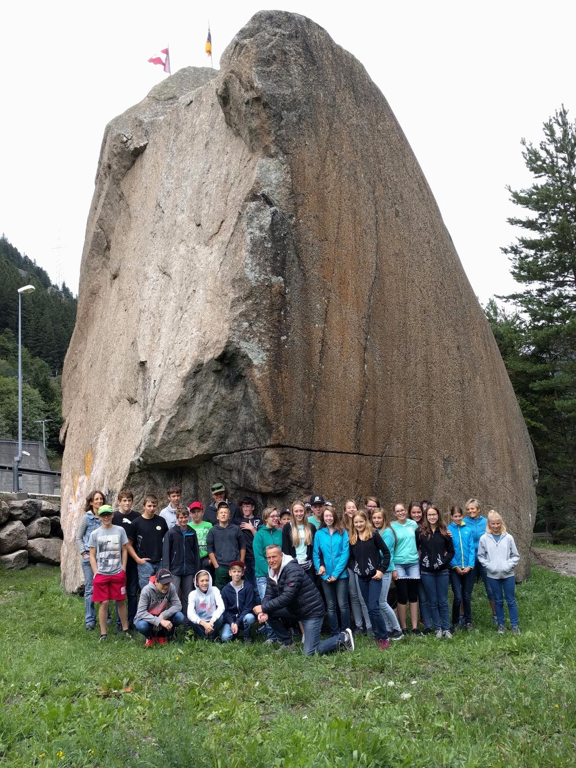 Die Oberstufe Boltigen vor dem imposanten Teufelsstein.