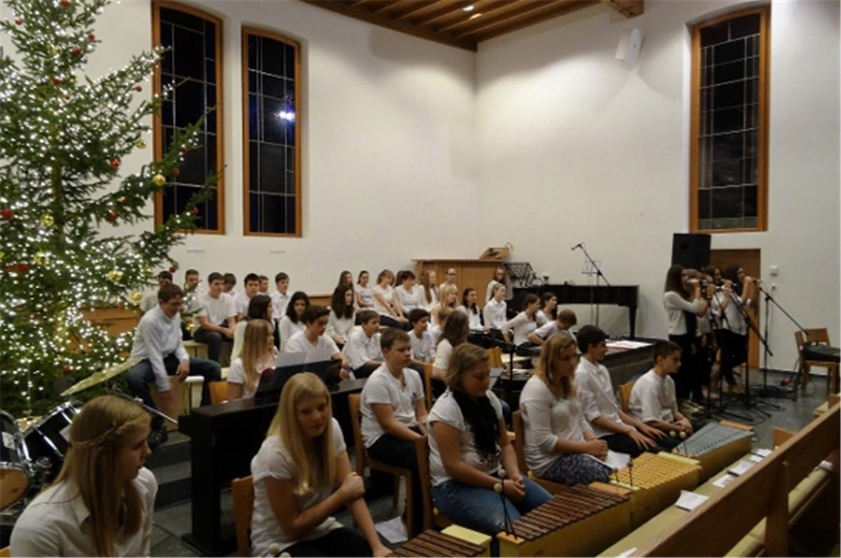 Die Oberstufe singt und musiziert in der gut gefüllten Kirche.