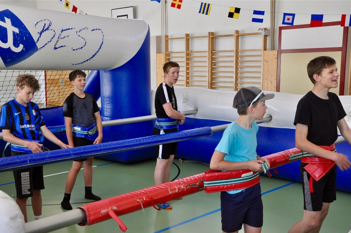 Die Oberstufe versucht sich als «Töggli» im Riesentöggelikasten.