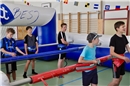 Die Oberstufe versucht sich als «Töggli» im Riesentöggelikasten.