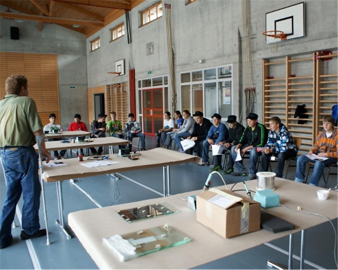 Die Oberstufenschüler verfolgen aufmerksam die Ausführungen der Experten der Zürcher Hochschule für angewandte Wissenschaften.