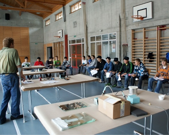 Die Oberstufenschüler verfolgen aufmerksam die Ausführungen der Experten der Zürcher Hochschule für angewandte Wissenschaften.