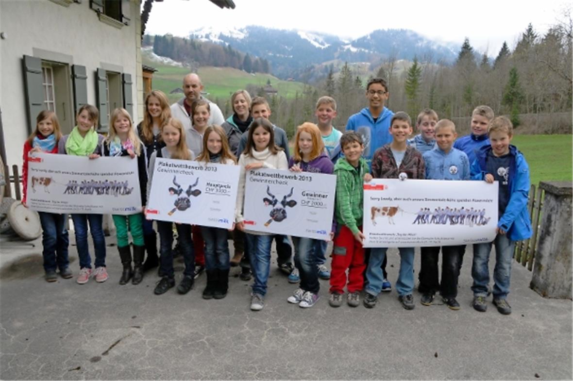 Die Oberwiler Schulklasse mit ihrem Siegerplakat und den beiden Gutscheinen. Im Hintergrund ihre Lehrerein Sandra Hählen mit Ehemann.