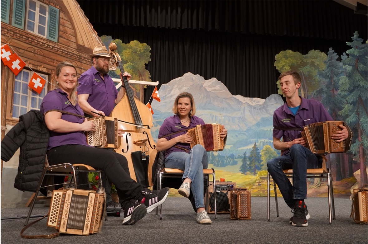 Die Örgelifründe Aegelsee spielten zum Tanz.