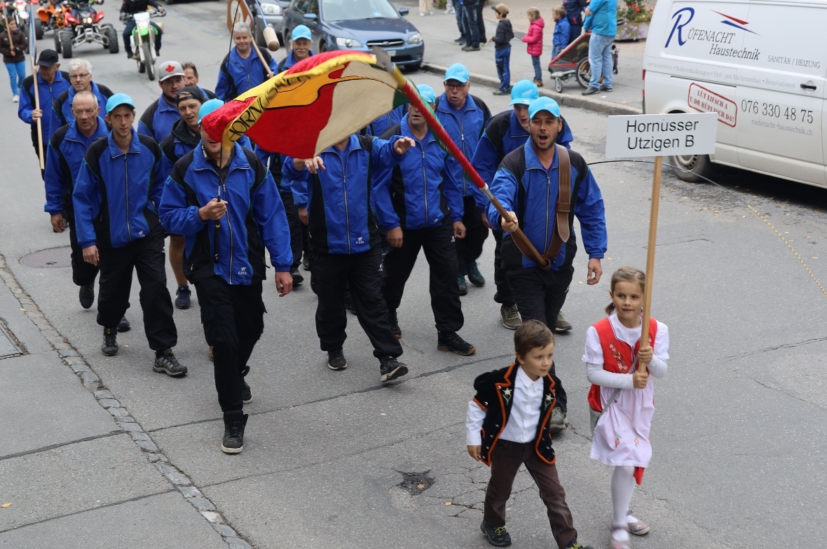 Die Organisatoren Hornusser Utzigen B im Umzug.