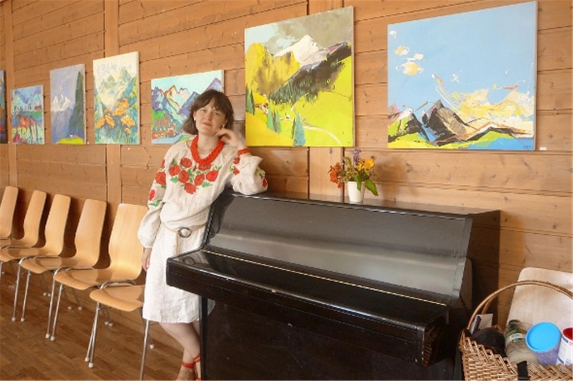 Die Organisatorin des Künstlertreffens in Oberwil, Olga Aegerter-Rushchak, mit B...