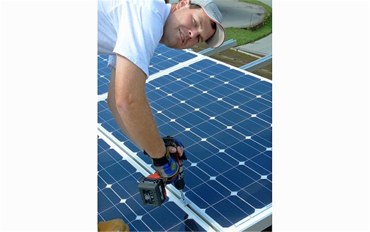 Die Panels werden auf den Grundschienen fixiert. Dann werden die einzelnen Panels miteinander zu Gruppen verbunden und zu den hausinternen Wechselrichtern geführt. Diese wandeln den Gleichstrom zu Wechselstrom um, welcher ins Netz der BKW eingespeist wird.