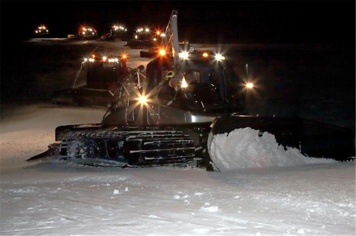 Die Parade der Pistenmaschinen von Gstaad Mountain Rides setzt den imposanten Sc...