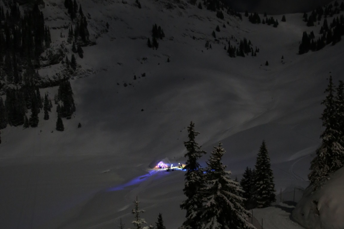 Die Partystimmung im Iglo war von Weitem zu sehen.