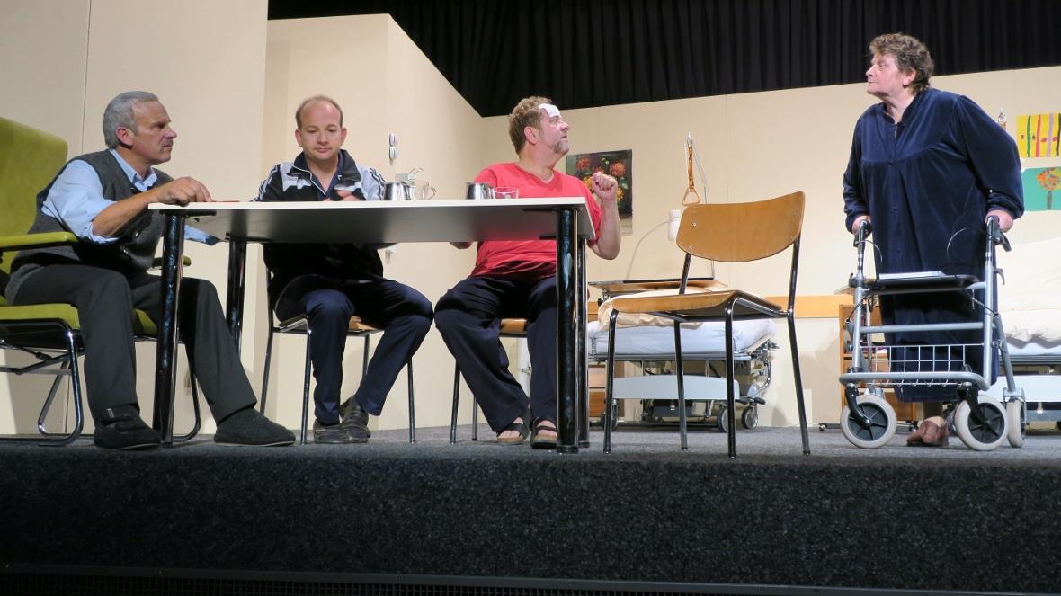 Die Patienten Hans Wälti (Peter Rohrbach), Albert Stähli (Urs Roos), Aschi Renfe...