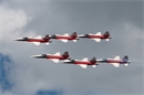 Die Patrouille Suisse im Formationsflug über St. Stephan